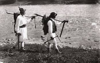 Plutaşi mergând pentru a prelua plute (foto A. Chevalier)