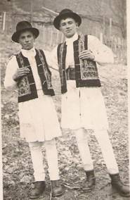 Autorul acestei cărţi (dreapta), cu prietenul său Valer Arsinte, în perioada în care lucra la echipa fulger